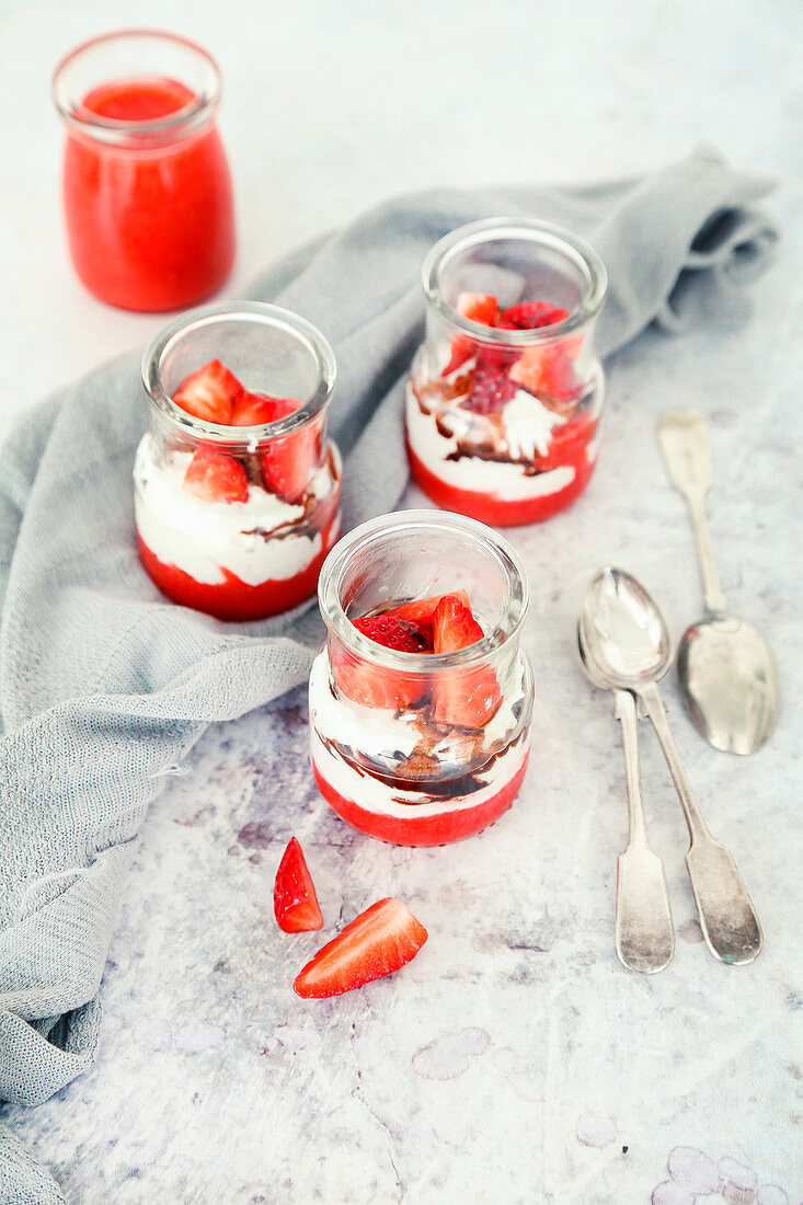 Joghurt-Erdbeer-Mousse mit Schokoladensauce in Gläschen