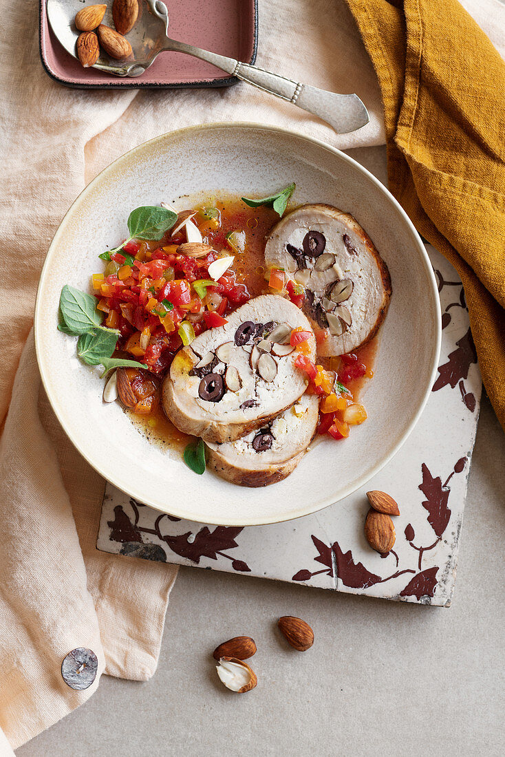 Putenrollbraten mit geräuchertem Ricotta, Mandeln und Oliven auf Kirschtomatensalsa