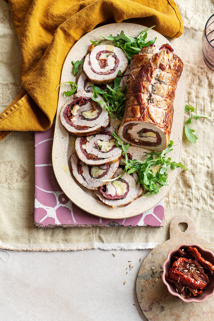 Kalbsrollbraten mit Bresaola, getrockneten Tomaten und Brie