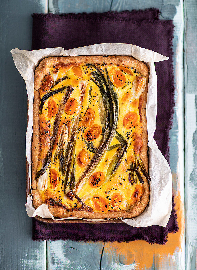 Lauchzwiebel-Tomaten-Kuchen mit Schwarzkümmel