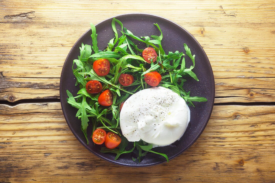 Rucolasalat mit Burrata und Kirschtomaten