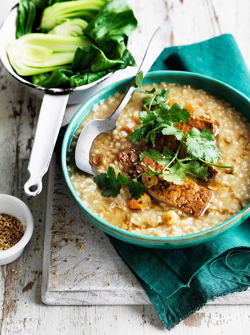 Naturreis-Congee mit Tofu