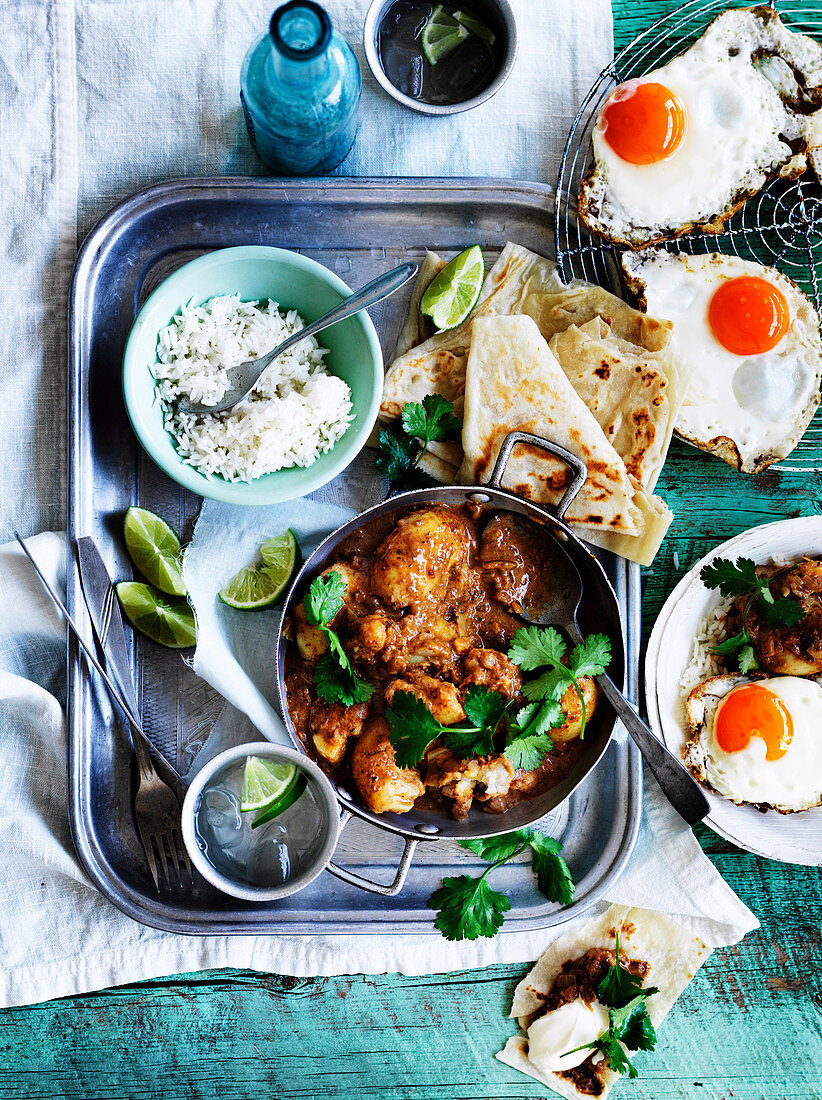 Kartoffel-Rendang mit Reis, Fladenbrot und Spiegelei (Indonesien)