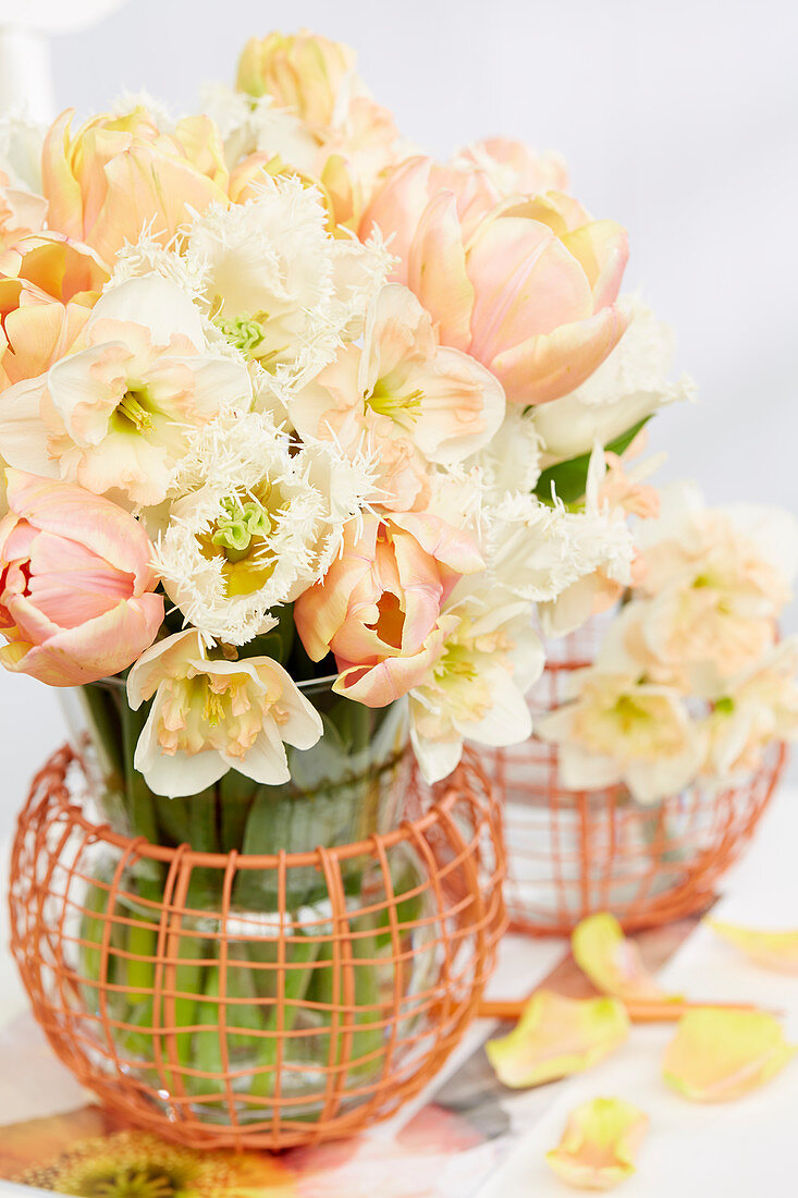 Frühlingsstrauß mit Tulpen und Narzissen