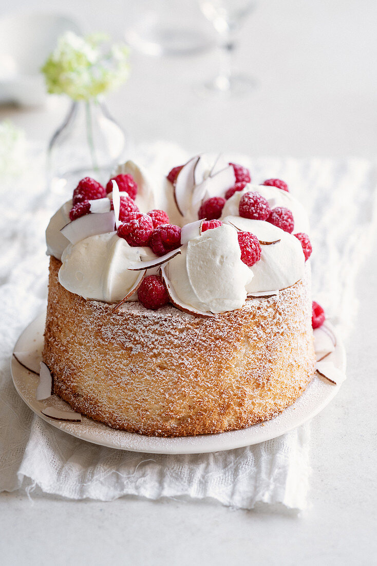 Angel cake mit Kokos-Sahne und Himbeeren