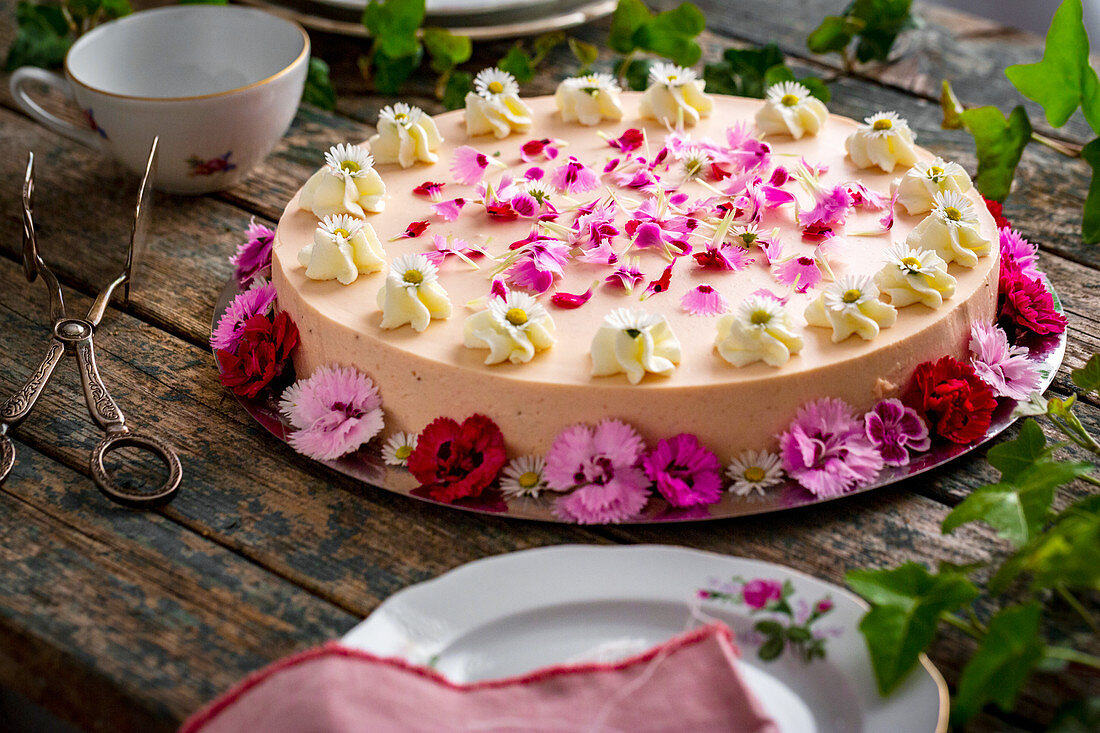 Erdbeer-Quark-Torte mit Blüten dekoriert