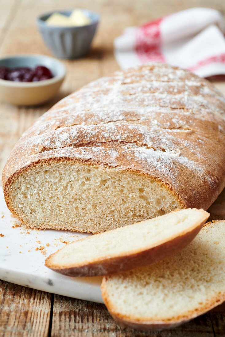 Ein Laib Weißbrot, angeschnitten