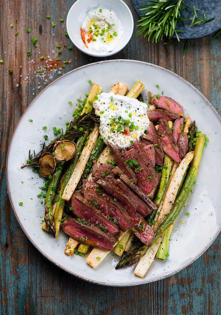 Flash-fried steak with asparagus