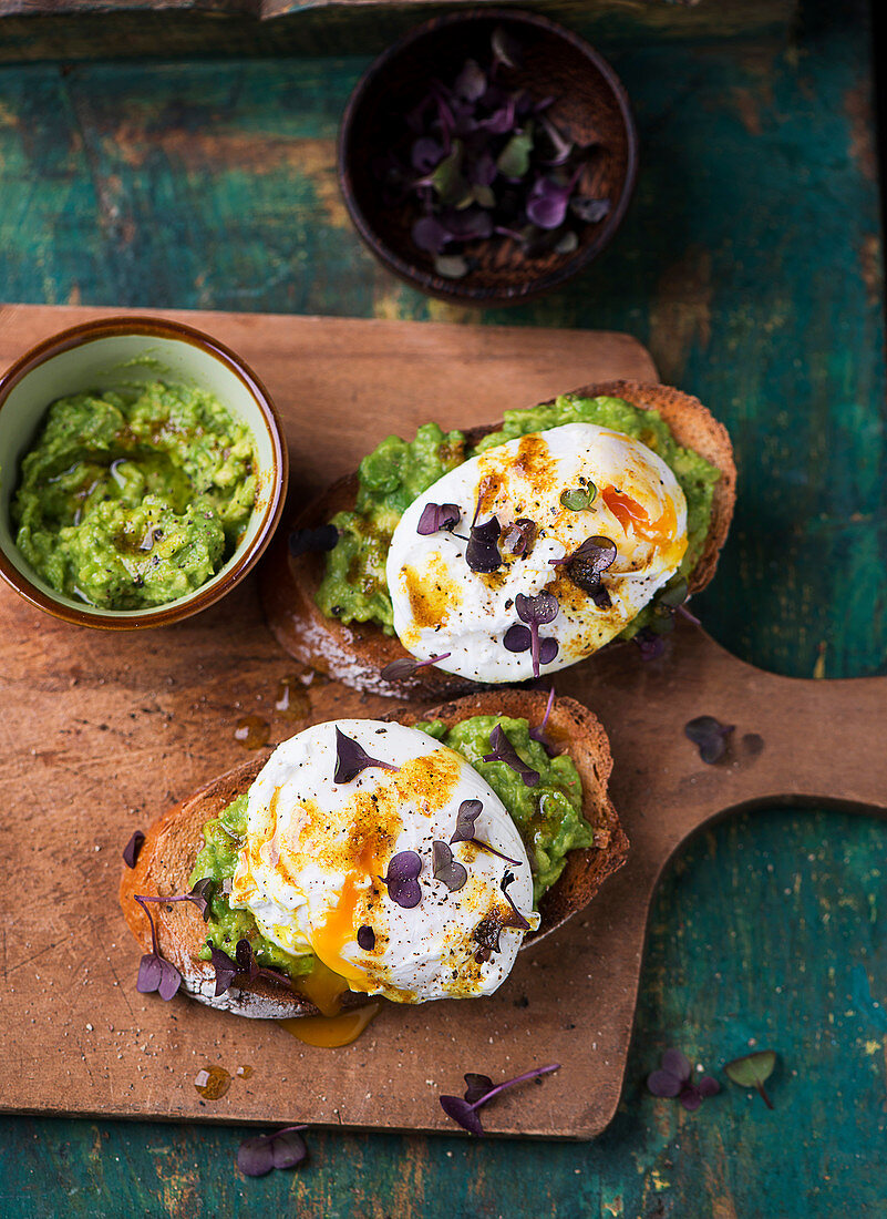 Röstbrot mit Avocado und Ei