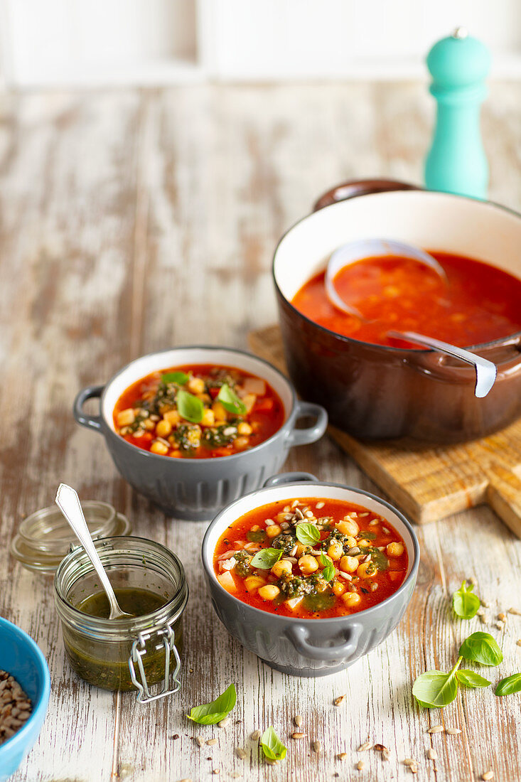 Tomatensuppe mit Kichererbsen und Pesto