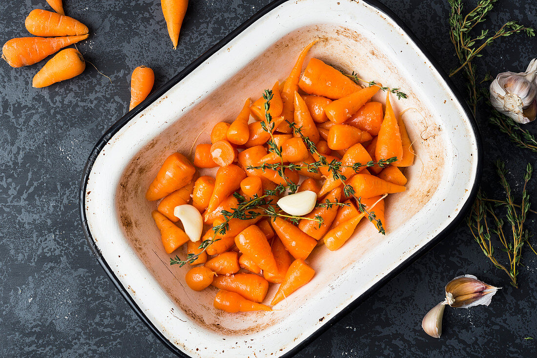 Oven-roasted carrots with garlic and thyme