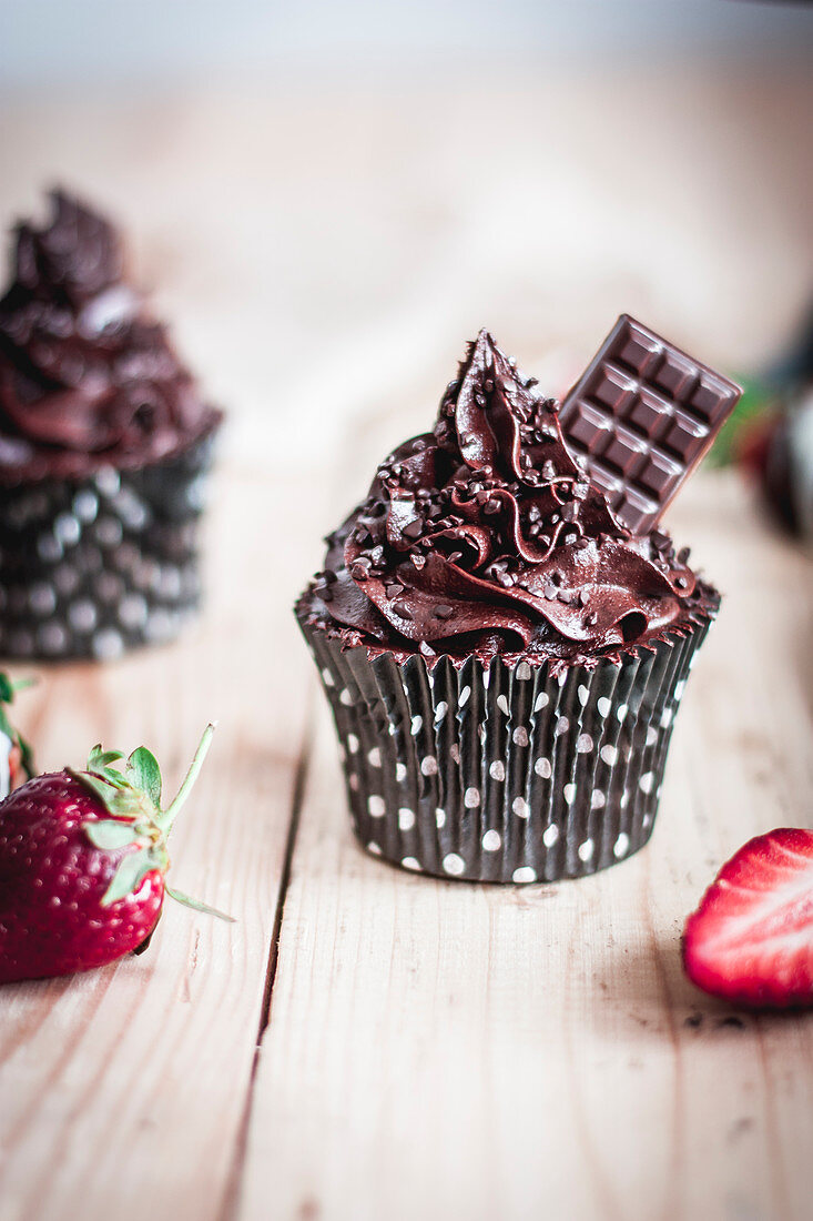 Schokoladencupcake mit Erdbeeren