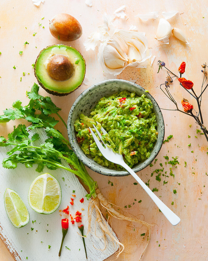 Guacamole mit Chili, Knoblauch, Koriander und Limette