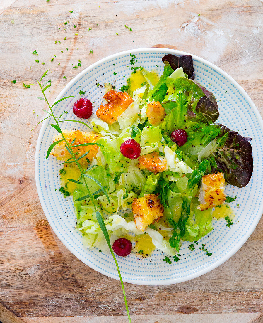 Salat mit Hähnchennuggets, Himbeeren und Estragon-Dressing