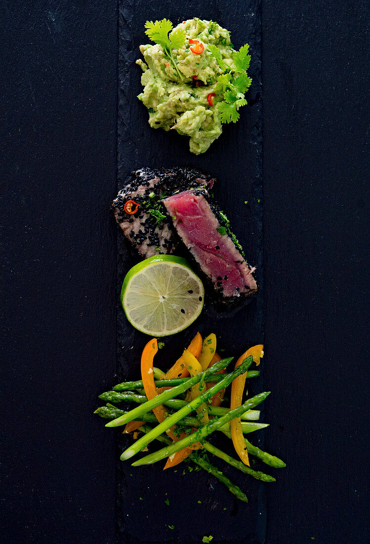 Thunfisch im schwarzen Sesammantel mit Guacamole und Spargel-Paprika-Gemüse