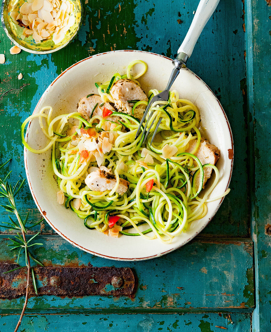 Courgette noodles with turkey breast and roasted almonds