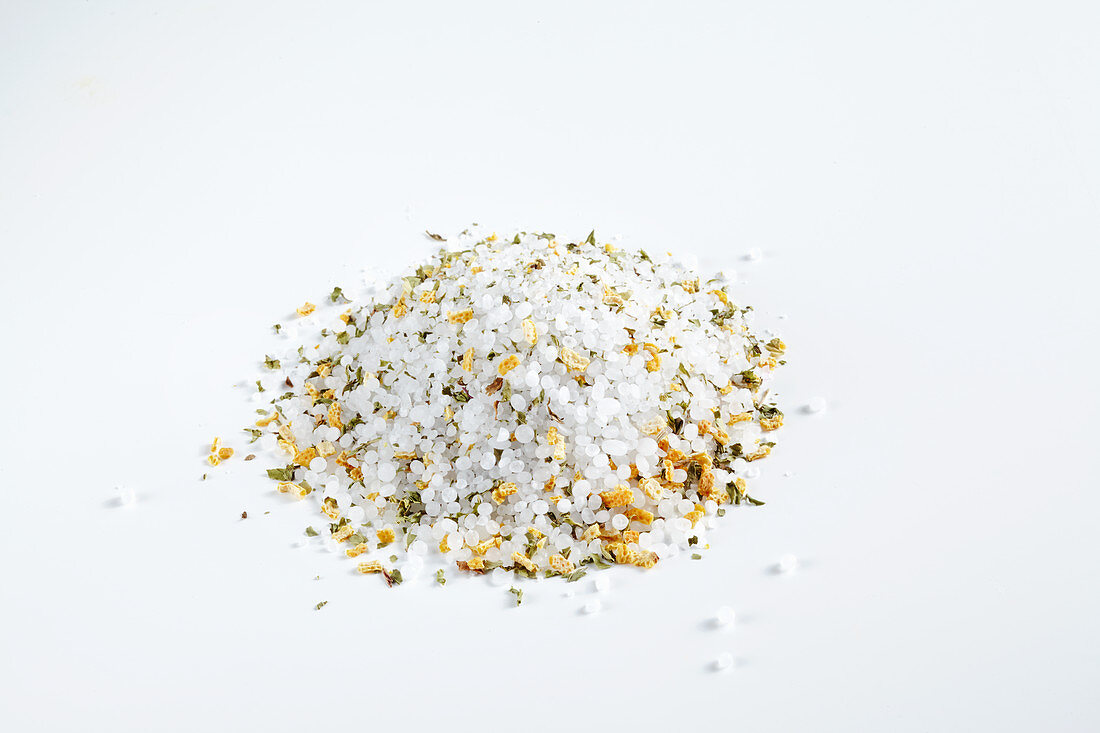 Spice mixture with dried mint, lemon and coarse salt