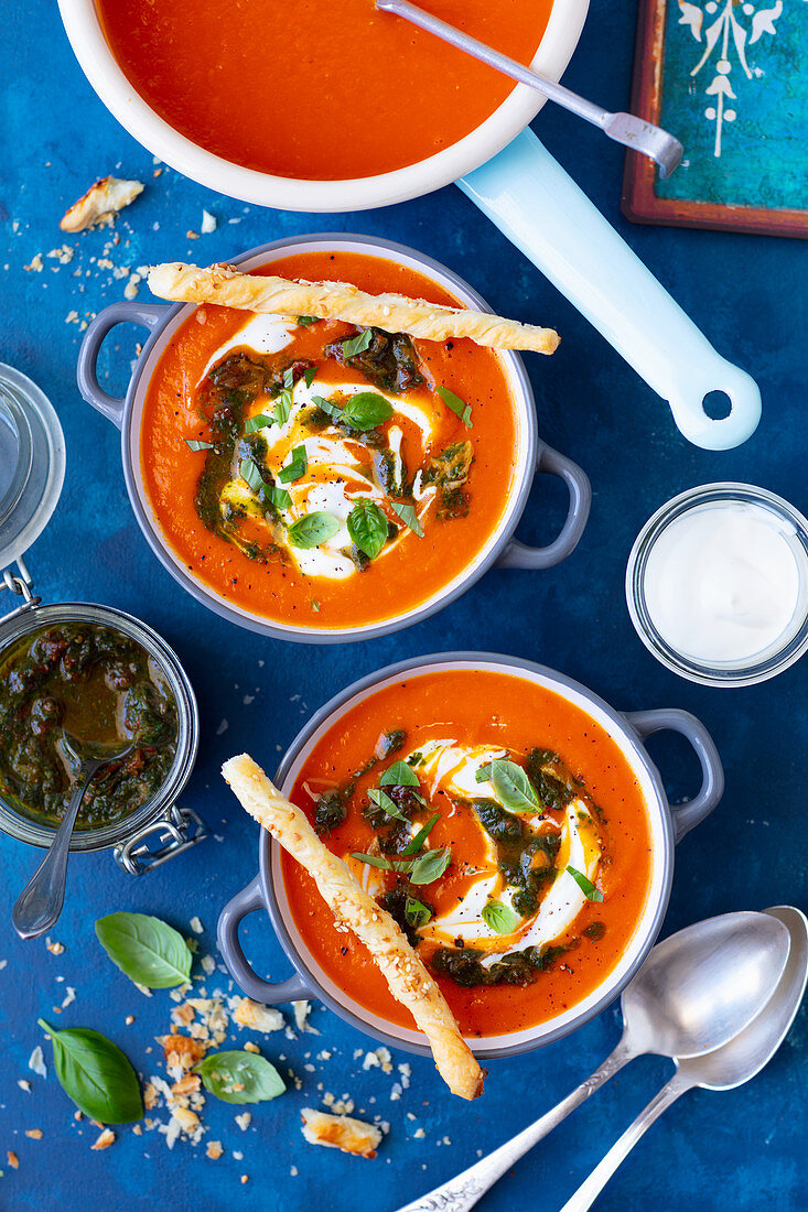 Tomaten-Kürbis-Cremesuppe mit Pesto
