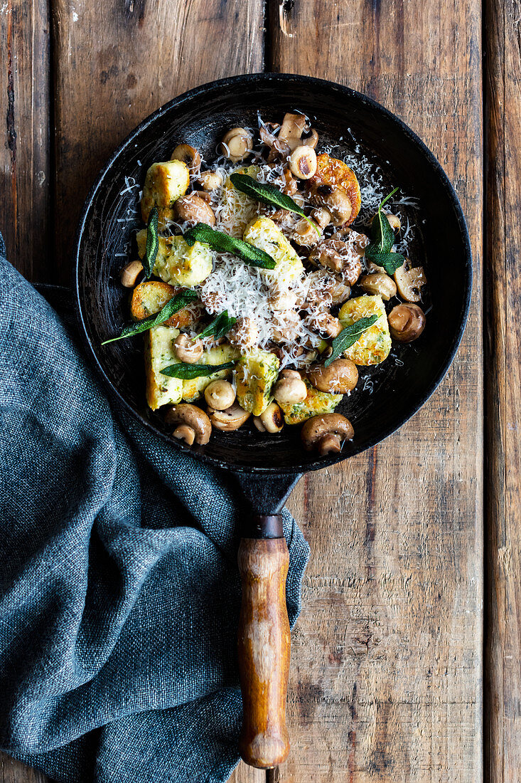 Gebratene Ricottagnocchi mit Champignons