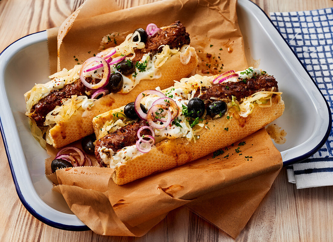Hot Dogs Greek Style mit Bifteki und Tzatziki-Feta-Creme