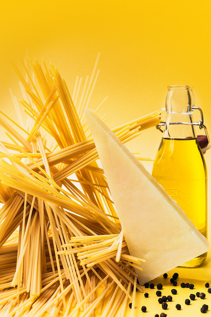 Spaghetti, Parmesan, peppercorns and olive oil