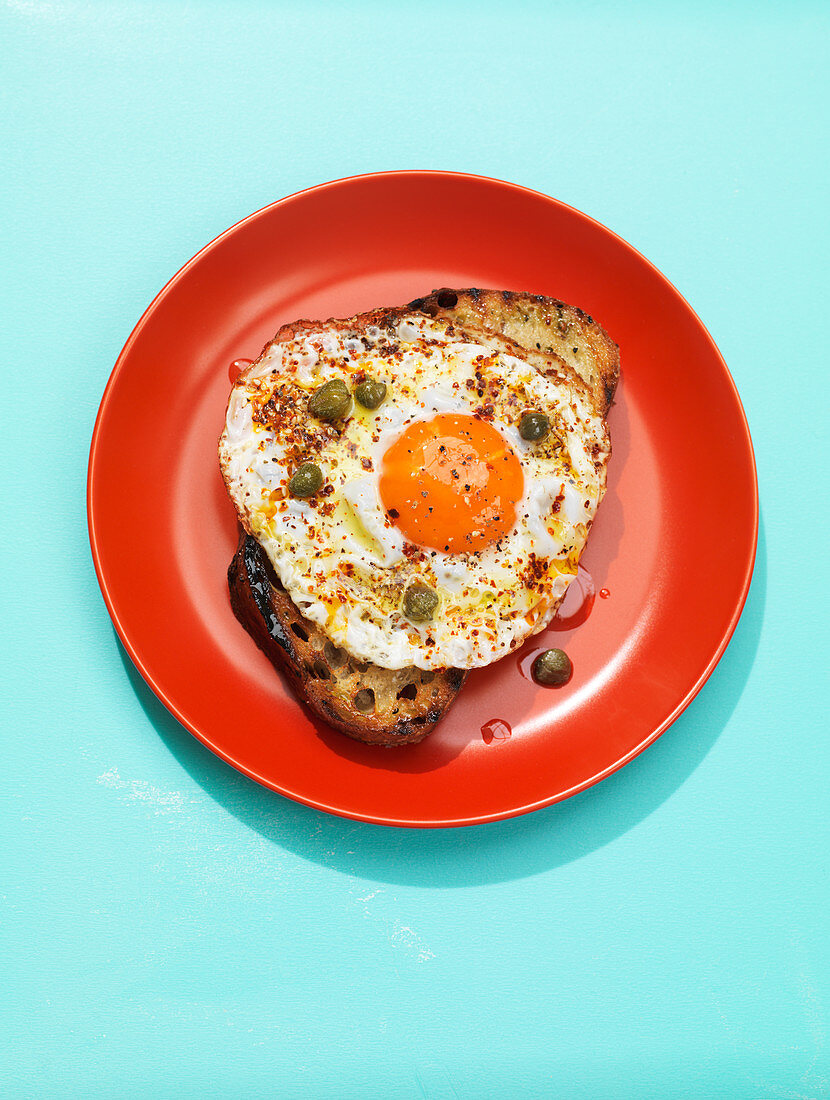 Toast mit Spiegelei und Kapern