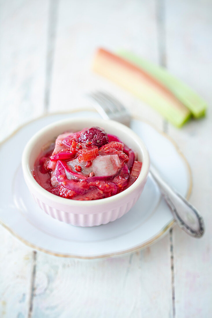 Matjessalat mit Rhabarber, Himbeeren und roten Zwiebeln