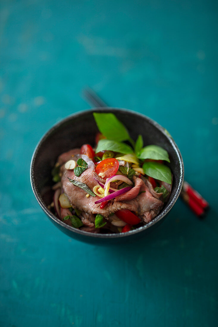 Salat mit Rindfleisch, Gurken und Erdnüssen