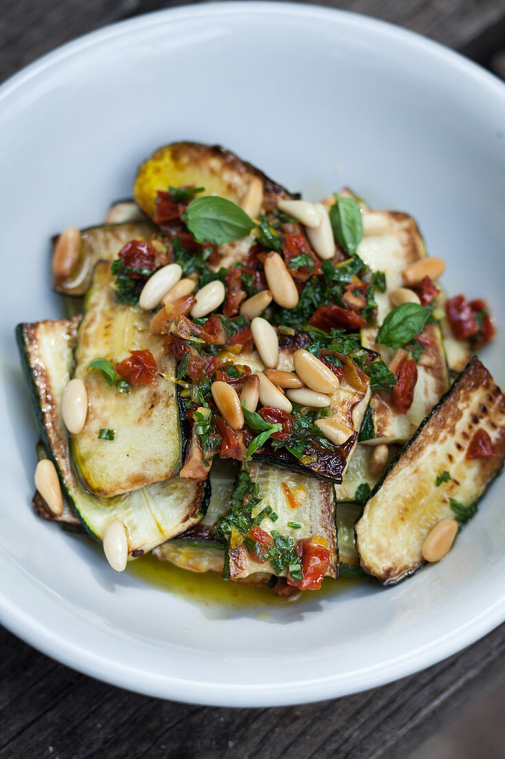 Gebratene Zucchini mit Basilikum und Pinienkernen