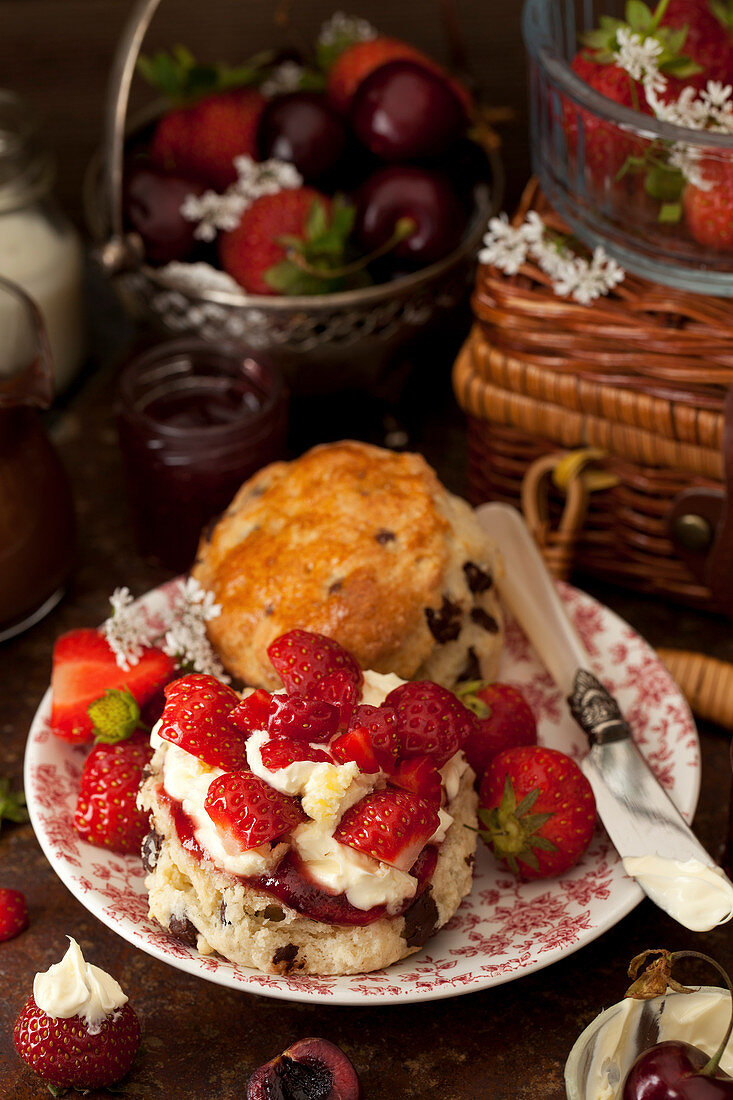 Chocolatechip Scone mit Clotted Cream und frischen Erdbeeren (England)