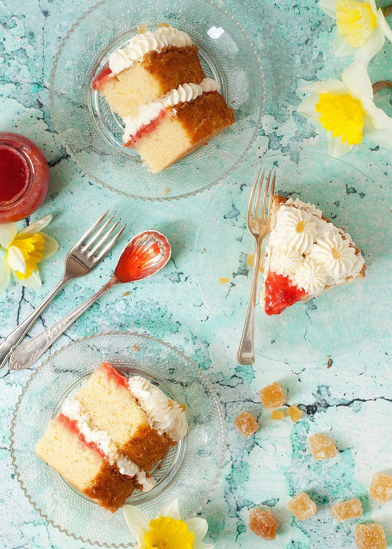 Drei Stücke Victoria Sponge Cake mit Marmelade, Sahne und kandiertem Ingwer (England)