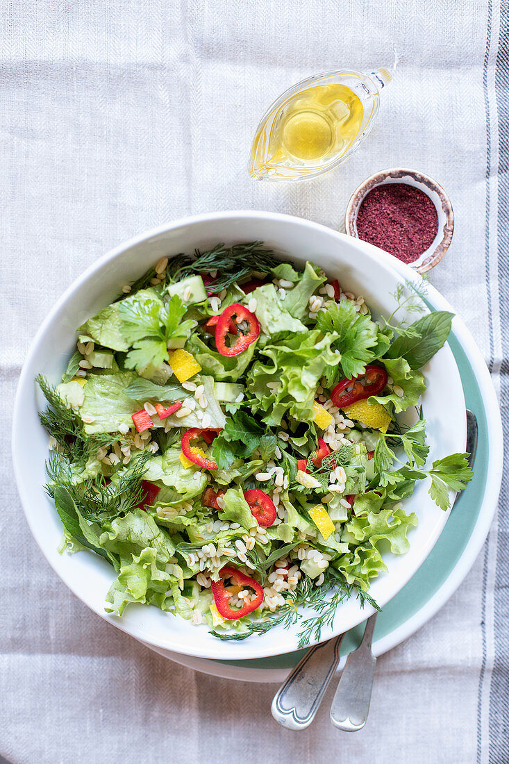 Grüner Salat mit Perlgraupen und Chilis