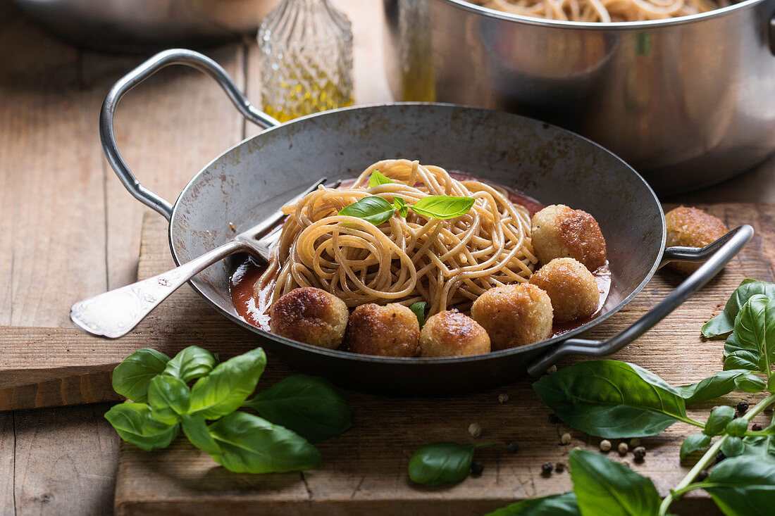 Wholemeal spaghetti with millet and mung bean balls and tomato sauce (vegan)