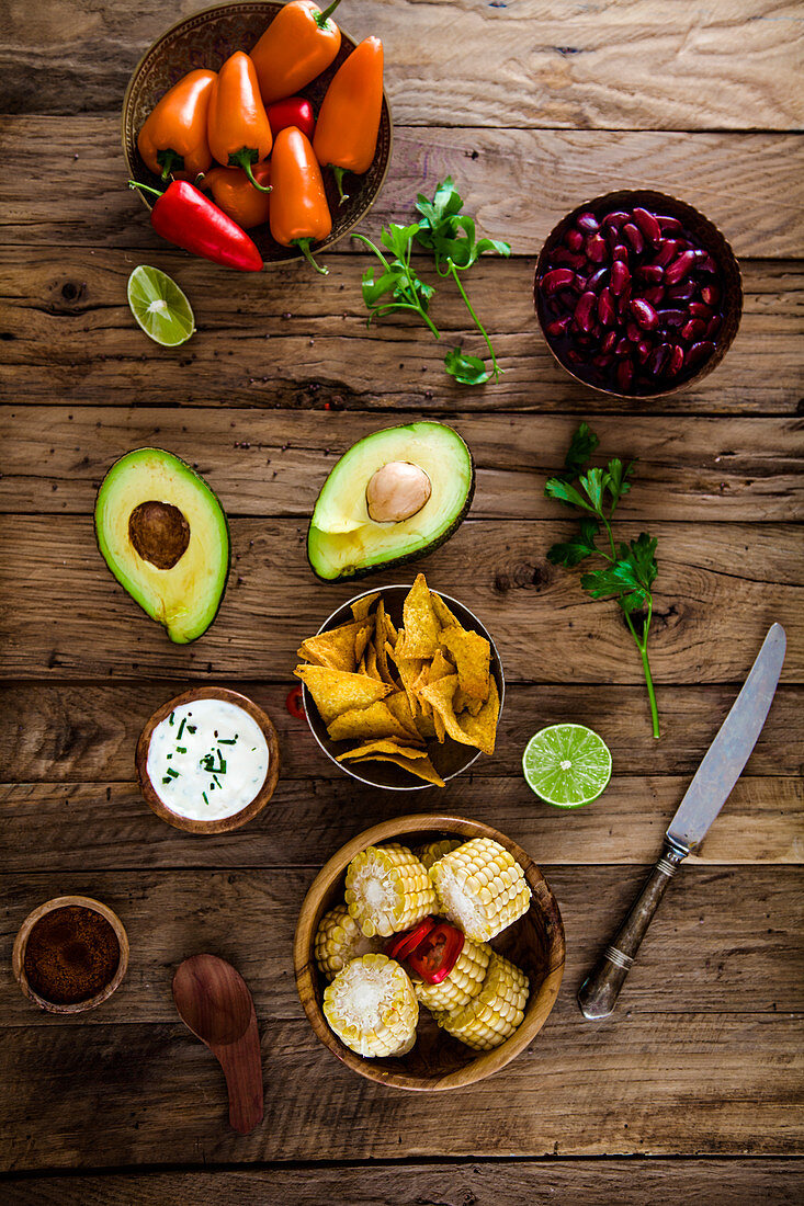 Tortillachips mit Maiskolben, Sauerrahm, Avocado, Kidneybohnen und Minipaprika (Mexiko)
