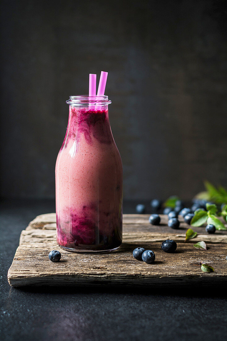 Heidelbeer-Smoothie in Flasche