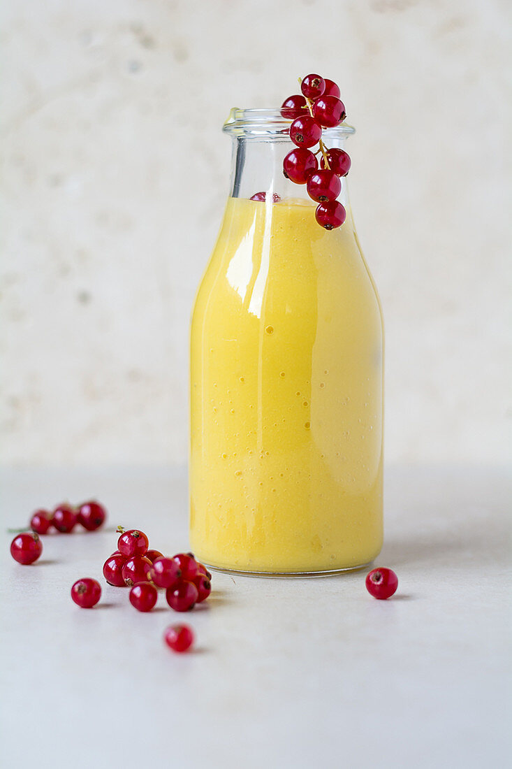 A mango smoothie with redcurrants
