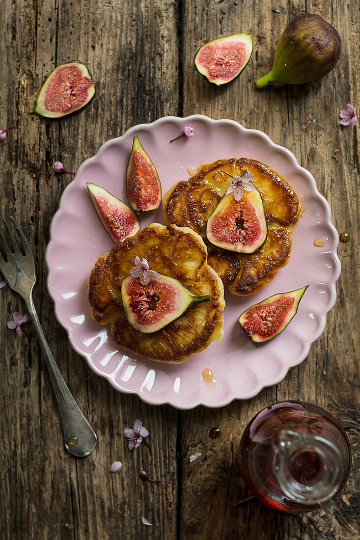 Feigen-Pancakes mit Ahornsirup