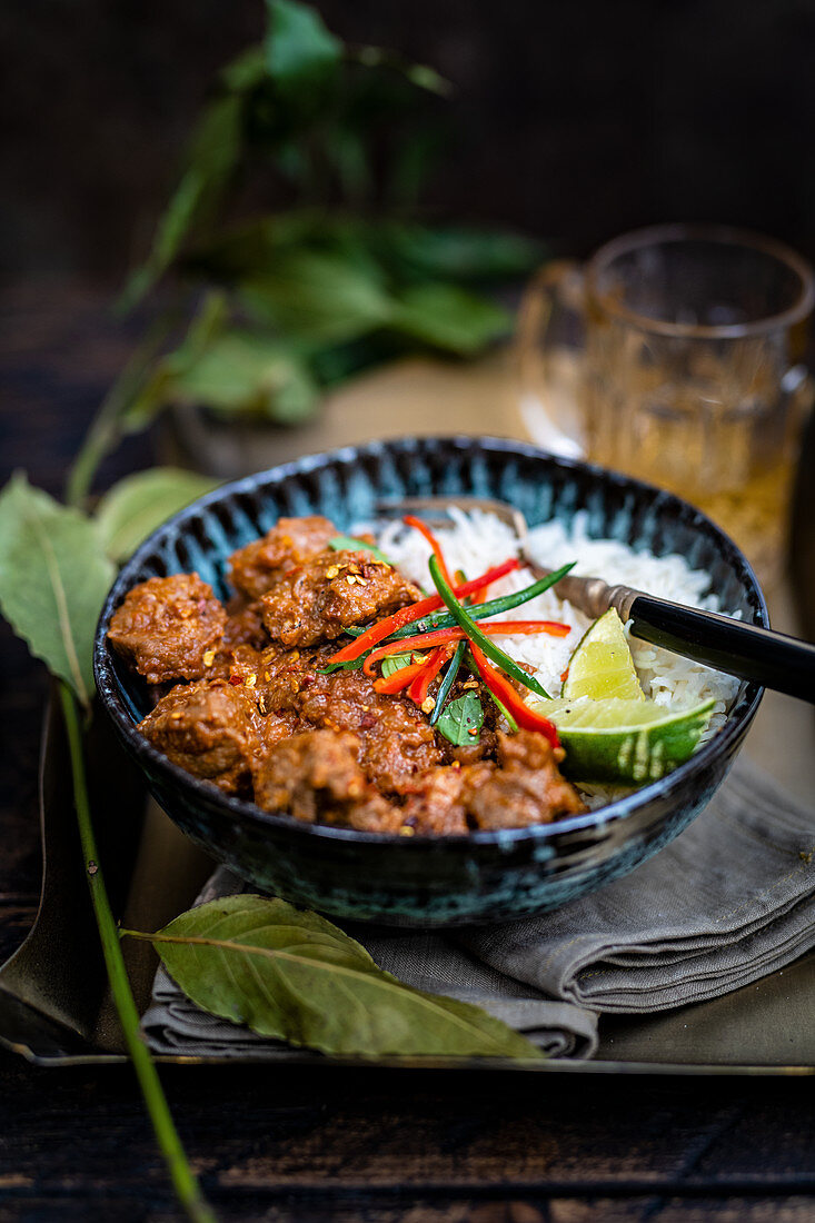 Lamb bhuna curry with rice in a blue bowl (India)