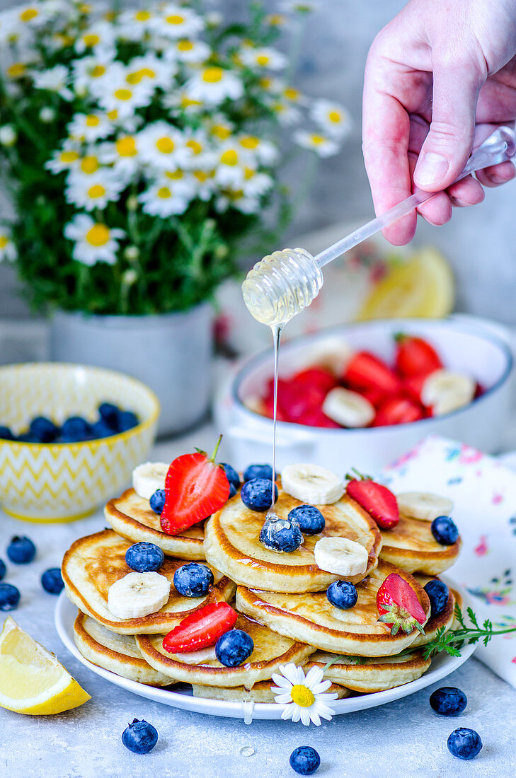 Pancakes mit Sommerbeeren, Bananen und Honig