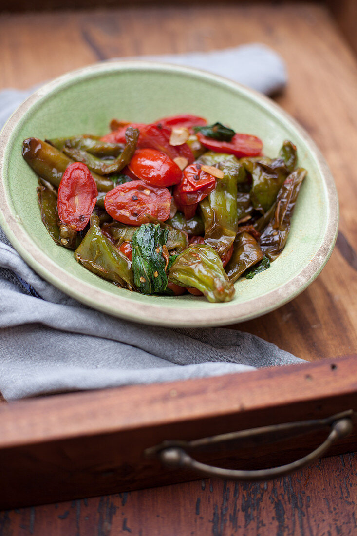 Gebratene kleine Paprika und Tomaten (Italien)