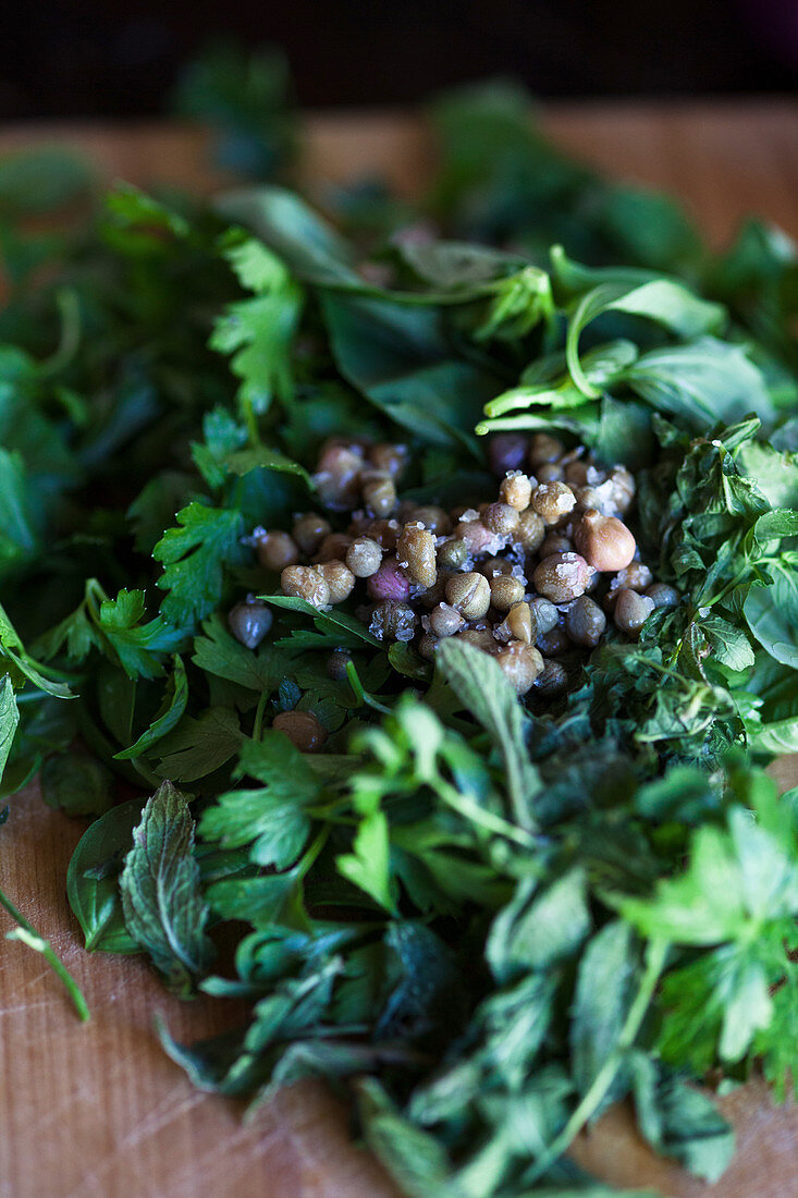 Zutaten für Salsa Verde mit Kapern