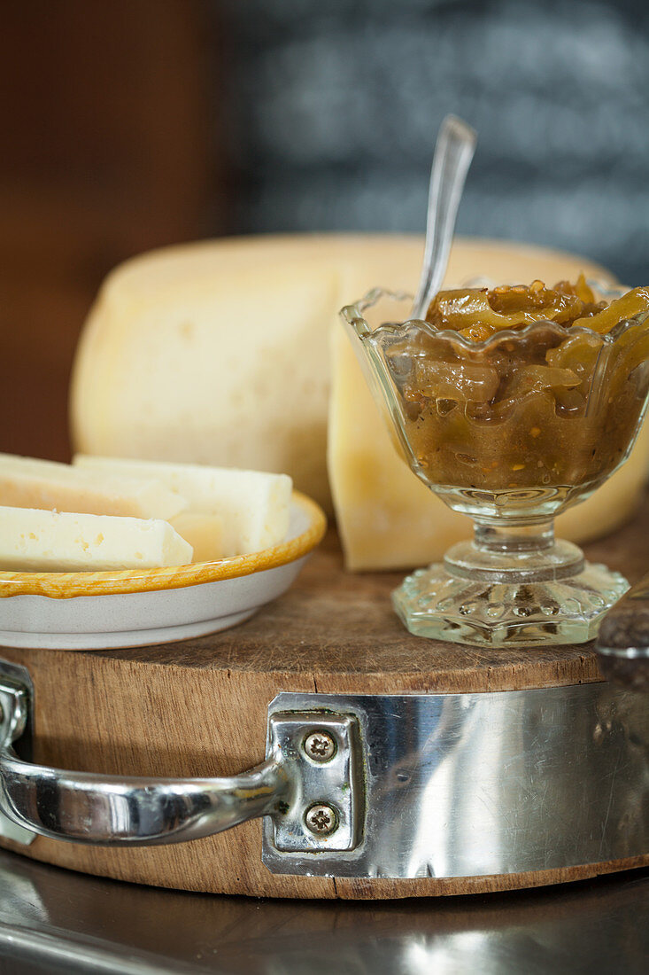 Green tomato preserve with cheese