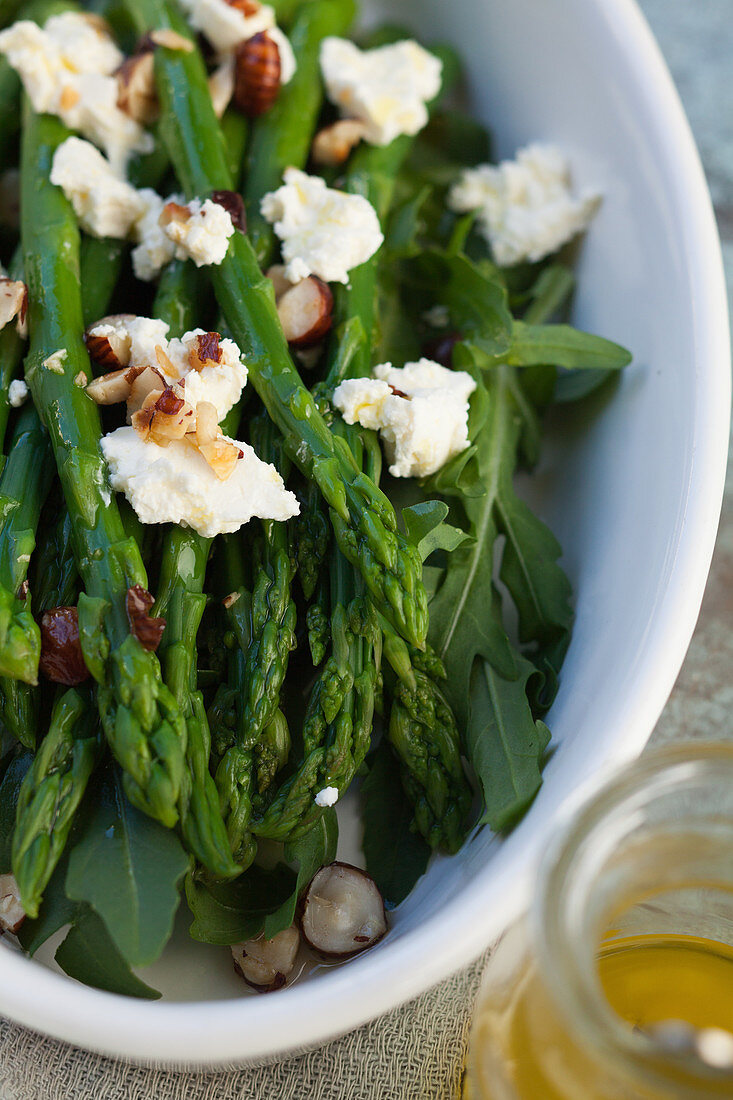 Grüner Spargelsalat mit Rucola, Frischkäse und Haselnüssen