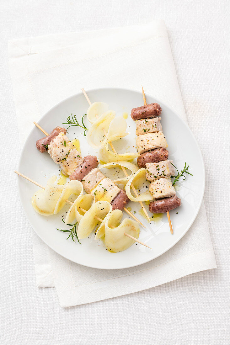 Puten-Salsiccia-Spiesse mit Kartoffelchips