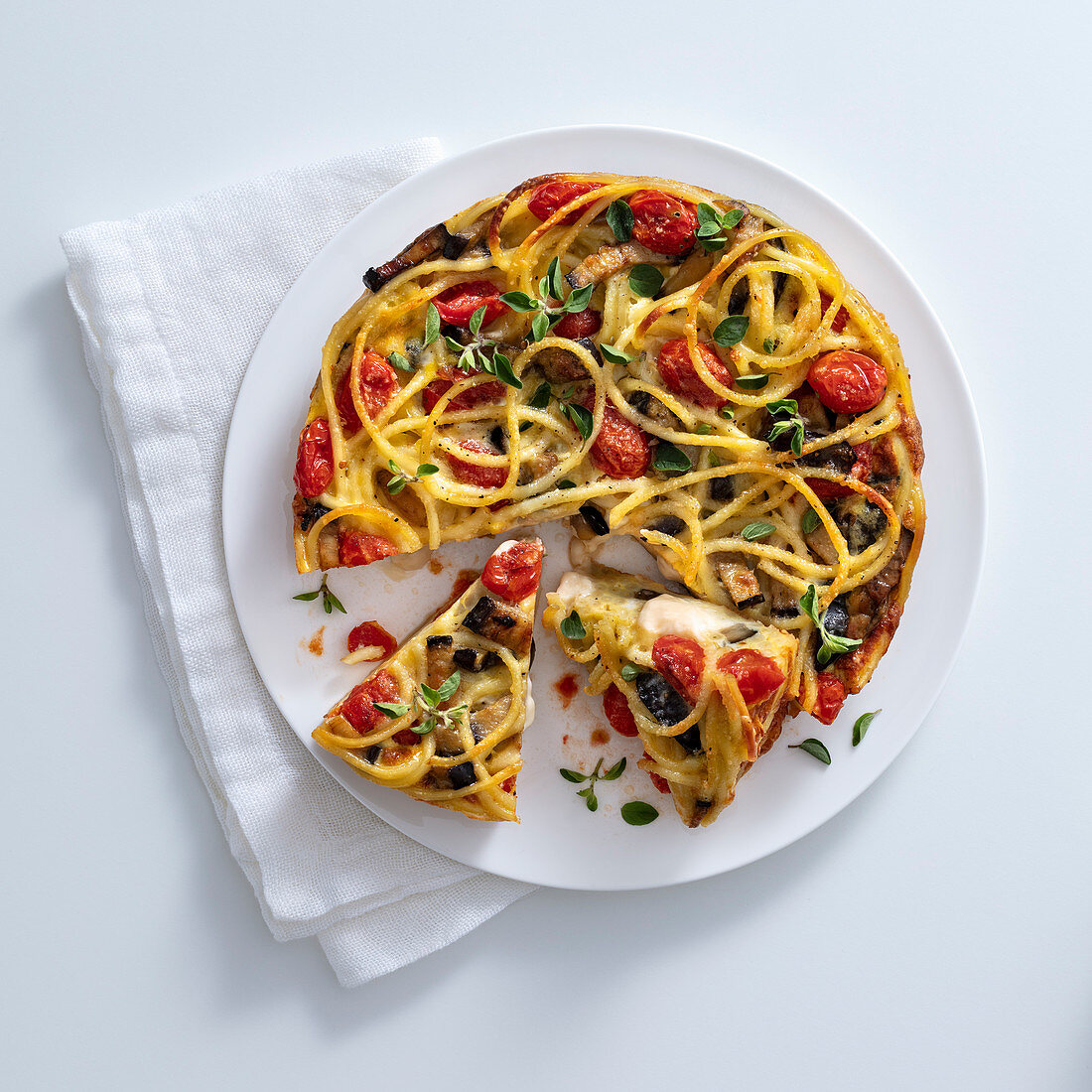 Bucatini-Frittata mit Tomaten, Mozzarella und Auberginen