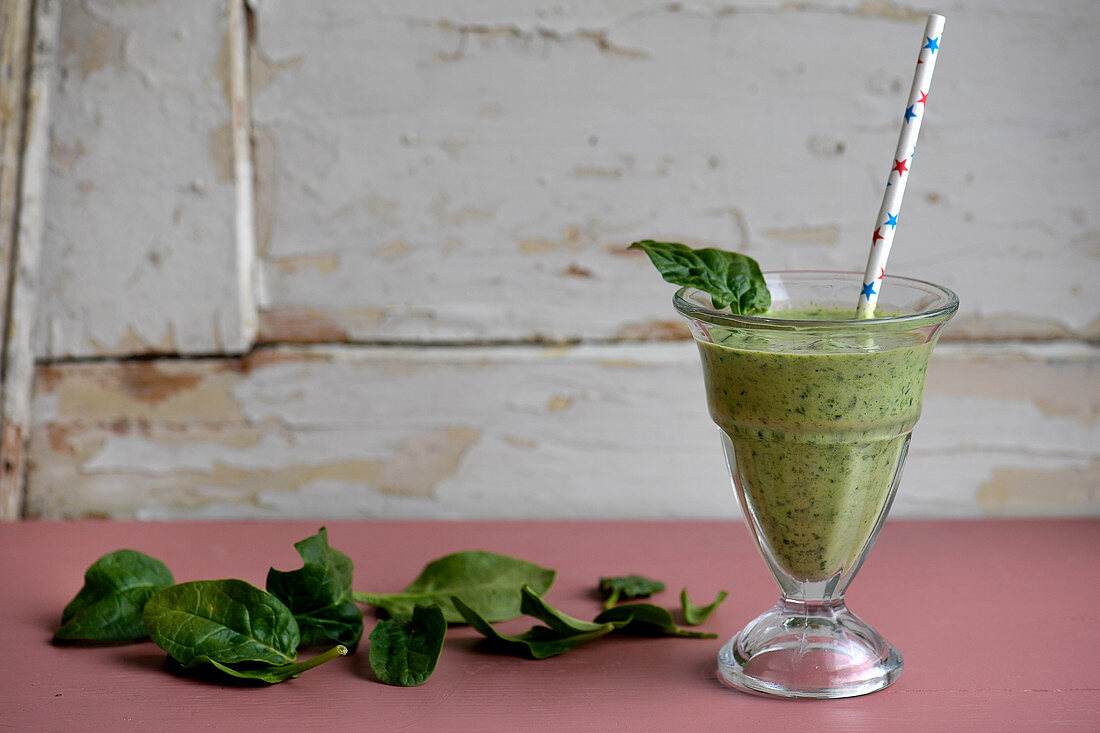Spinach smoothie with banana and vanilla