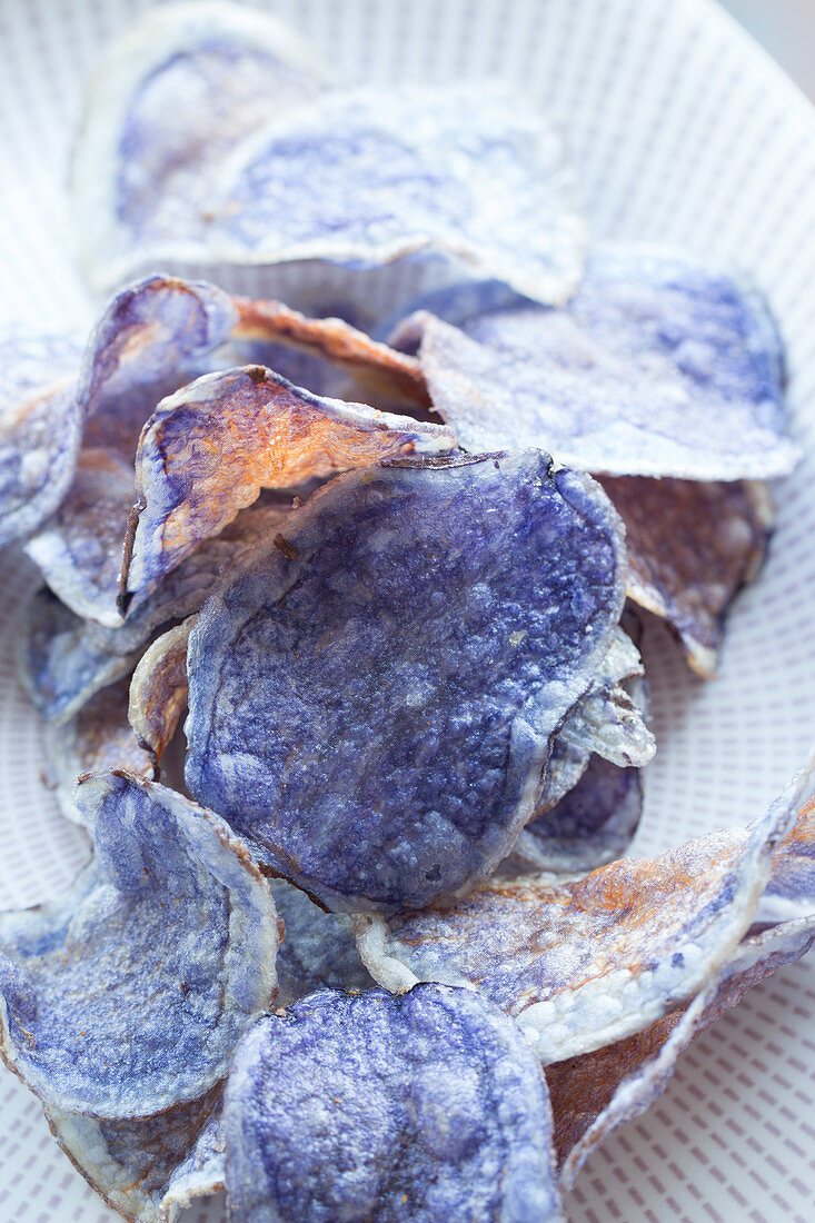Blaue Kartoffelchips in einer Schale