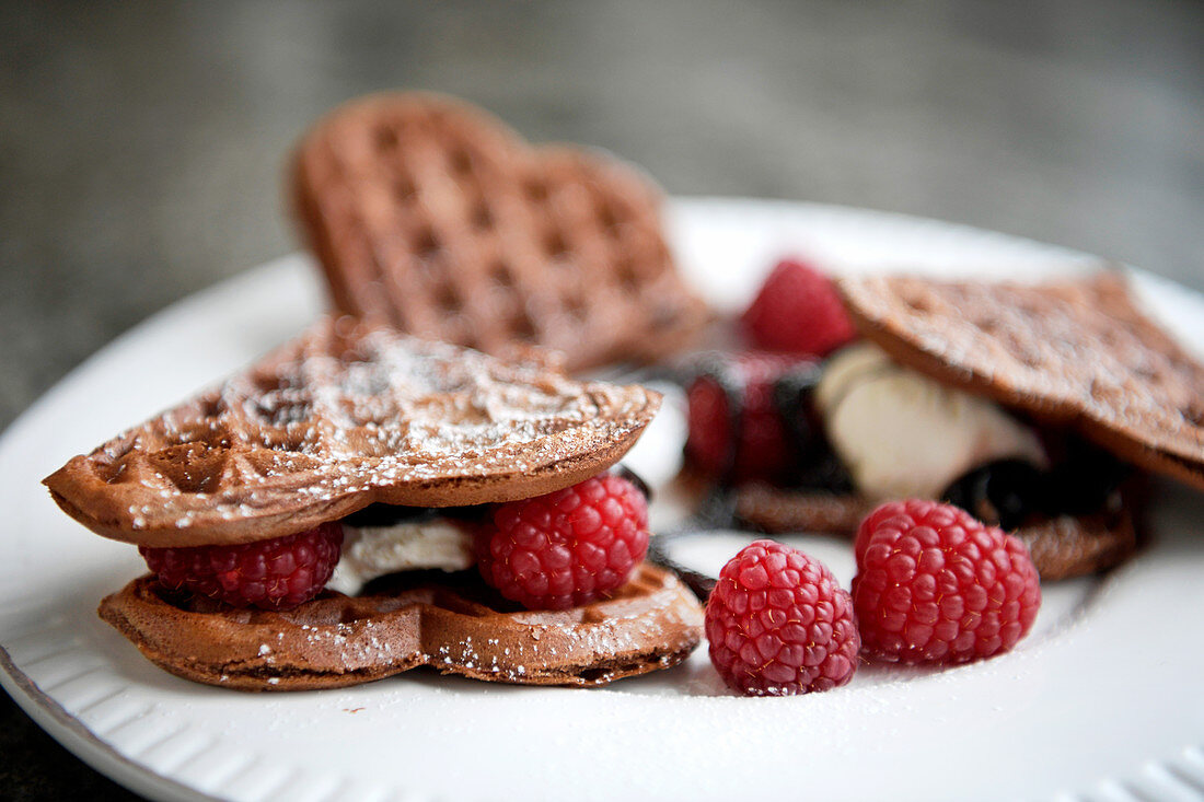 Schokoladenwaffeln mit Himbeeren, Vanilleeis und Schokoladensauce