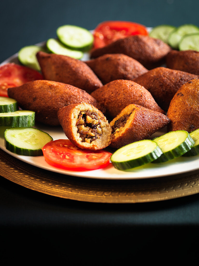 Stuffed kofte with tomatoes and sliced cucumber