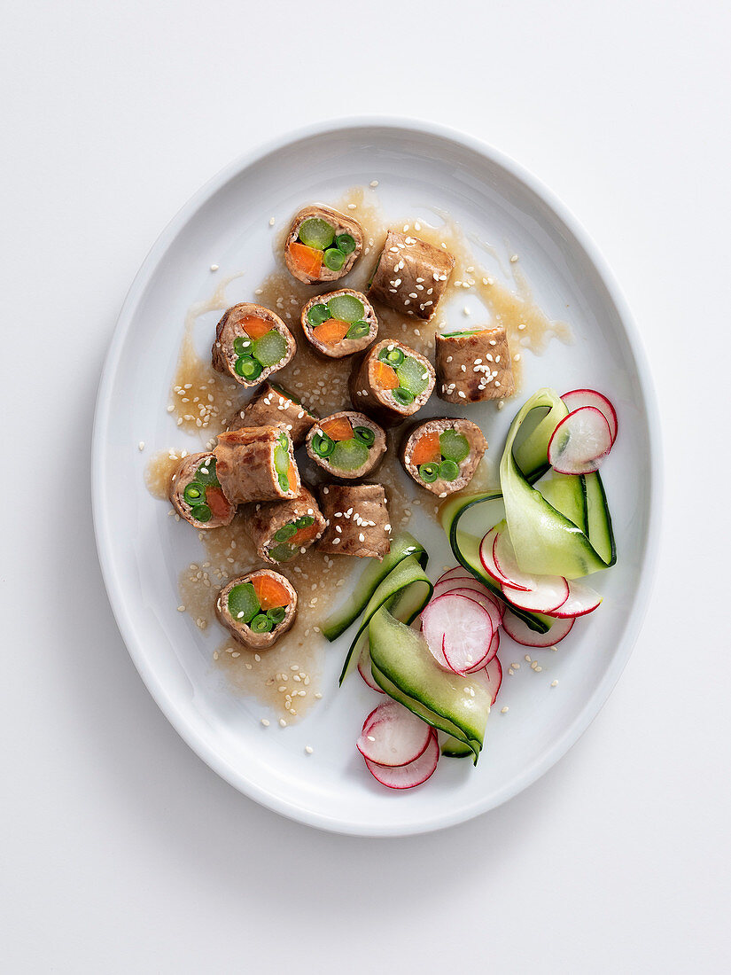 Rindfleisch-Sushi mit Gemüsefüllung
